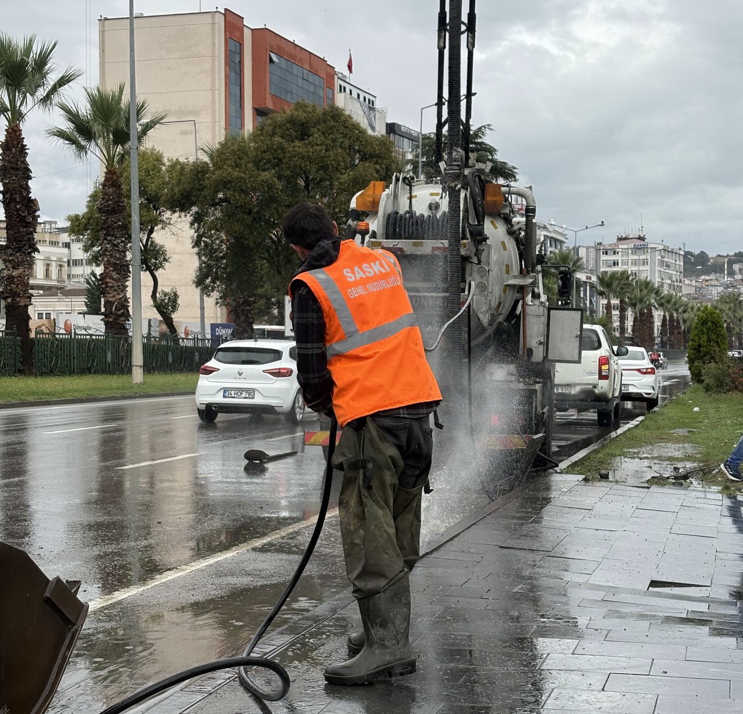 Yağmur suyu birikintilerine anında m&uuml;dahale
