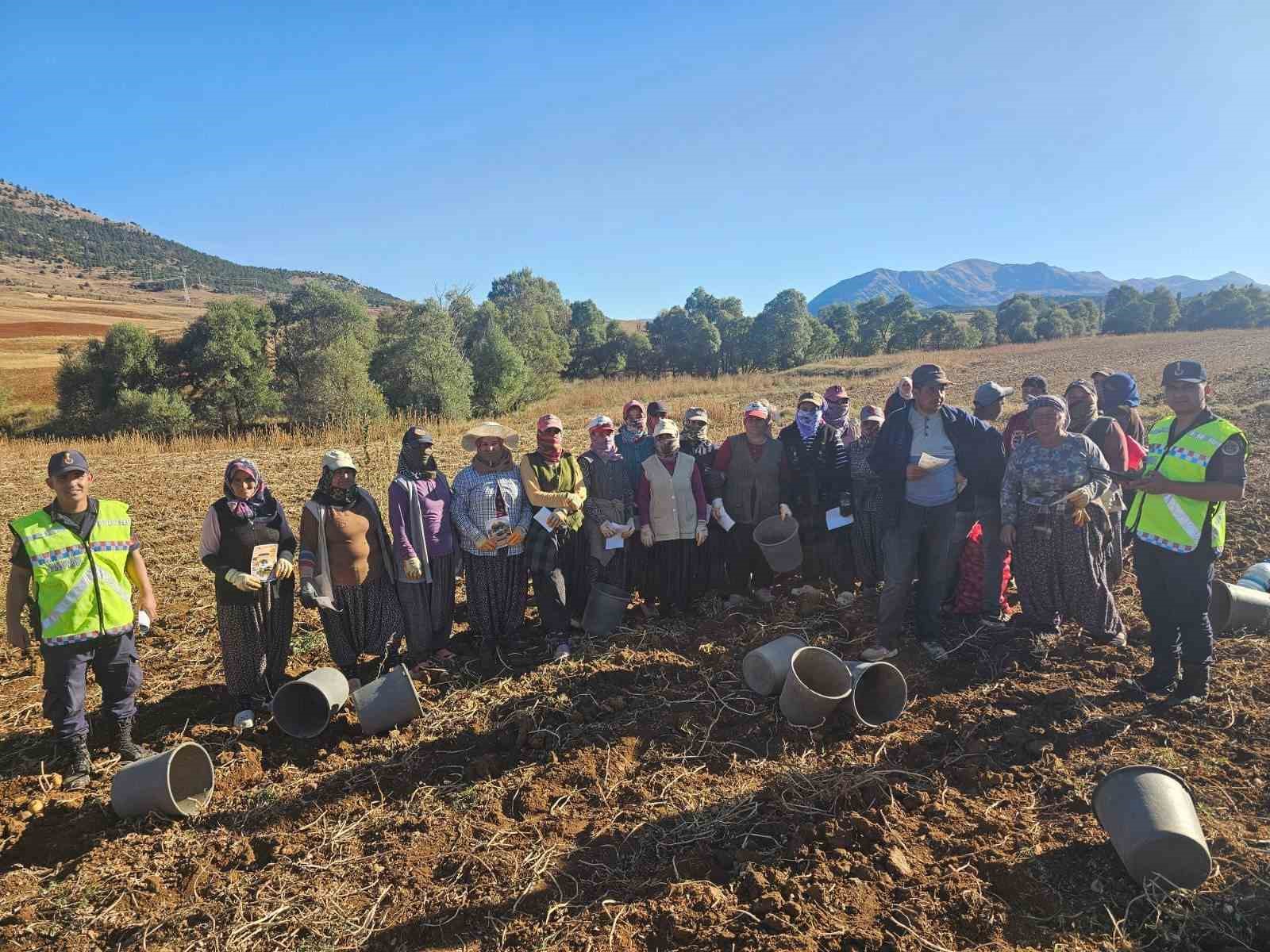 Tufanbeyli’de jandarmadan dolandırıcılık ve KADES bilgilendirmesi