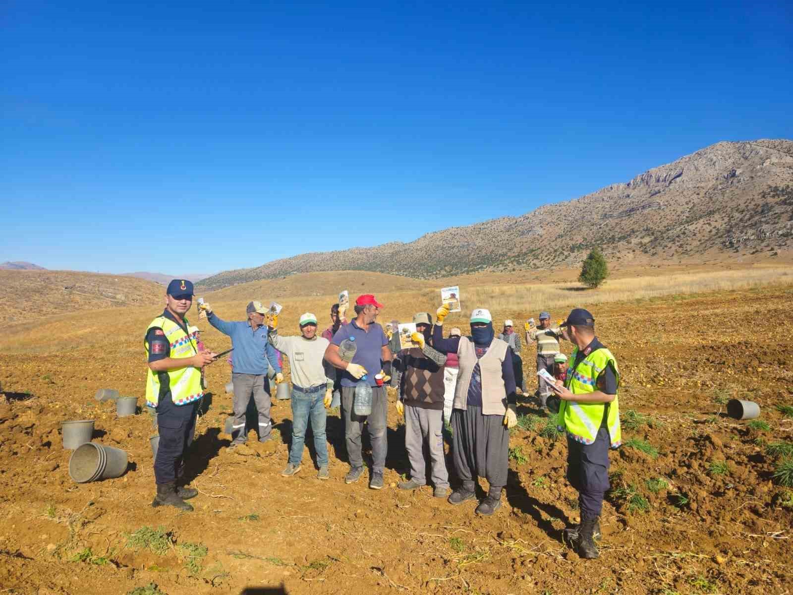 Tufanbeyli&rsquo;de jandarmadan dolandırıcılık ve KADES bilgilendirmesi
