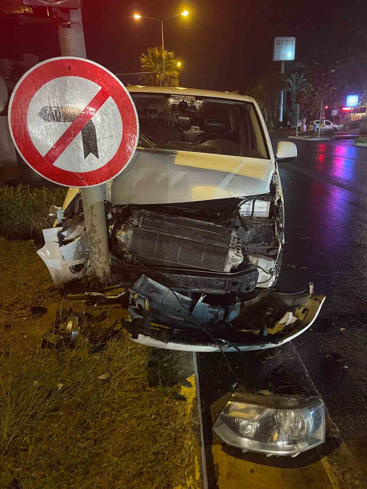 Danimarkalı aile, tur minib&uuml;slerinin kazasında hafif yaralandı
