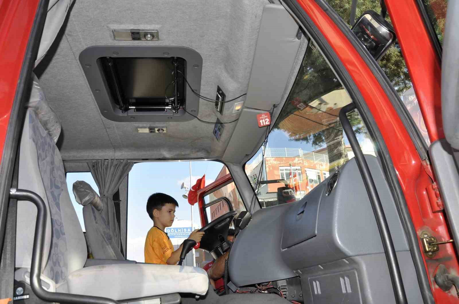 &Ccedil;ocuklara itfaiye ekipmanları anlatıldı
