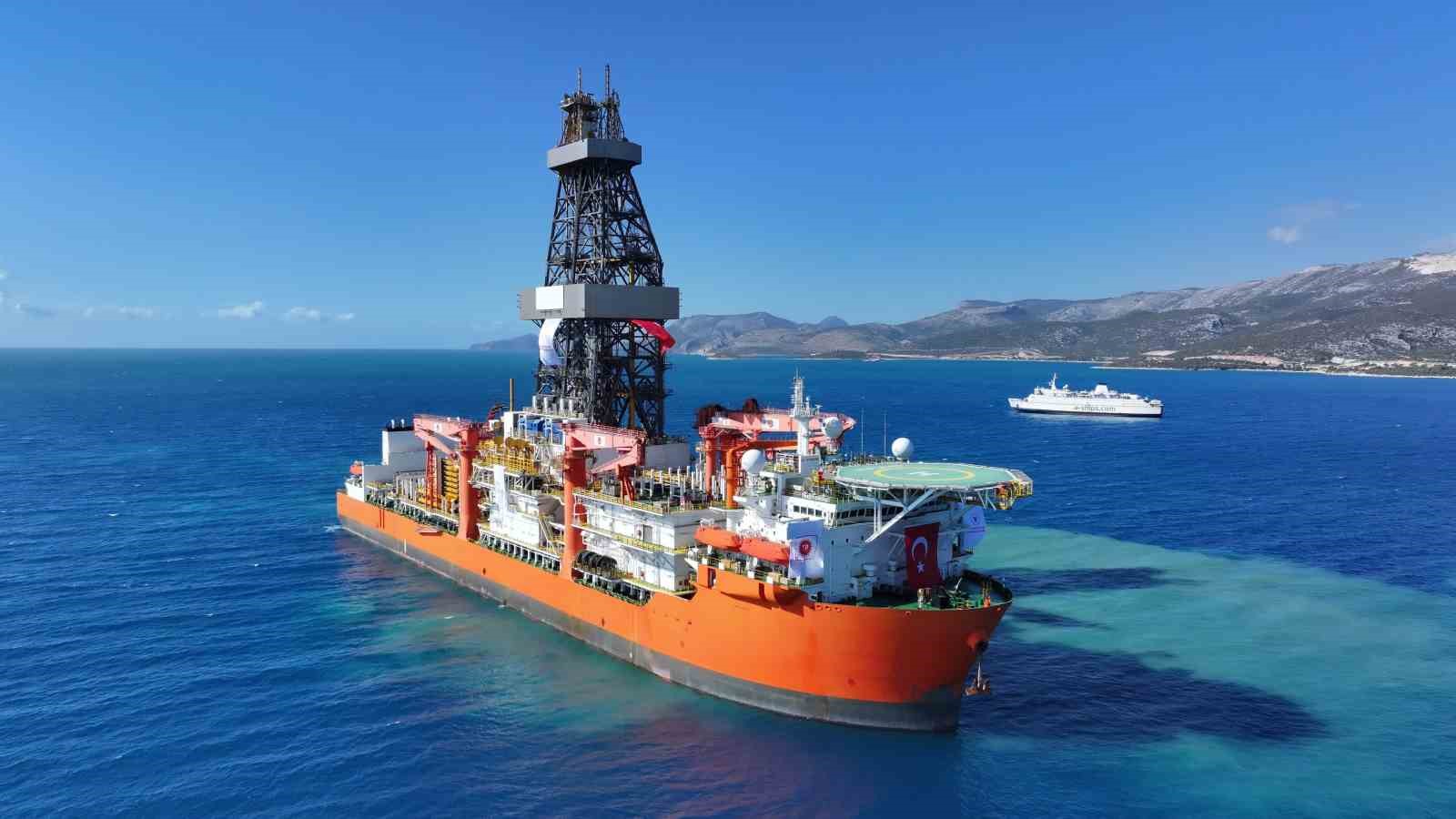Enerji ve Tabii Kaynaklar Bakanı Alparslan Bayraktar, Türk filosuna katılan iki yeni sondaj gemisinden ilkinin Mersin Taşucu’na ulaştığını bildirdi.