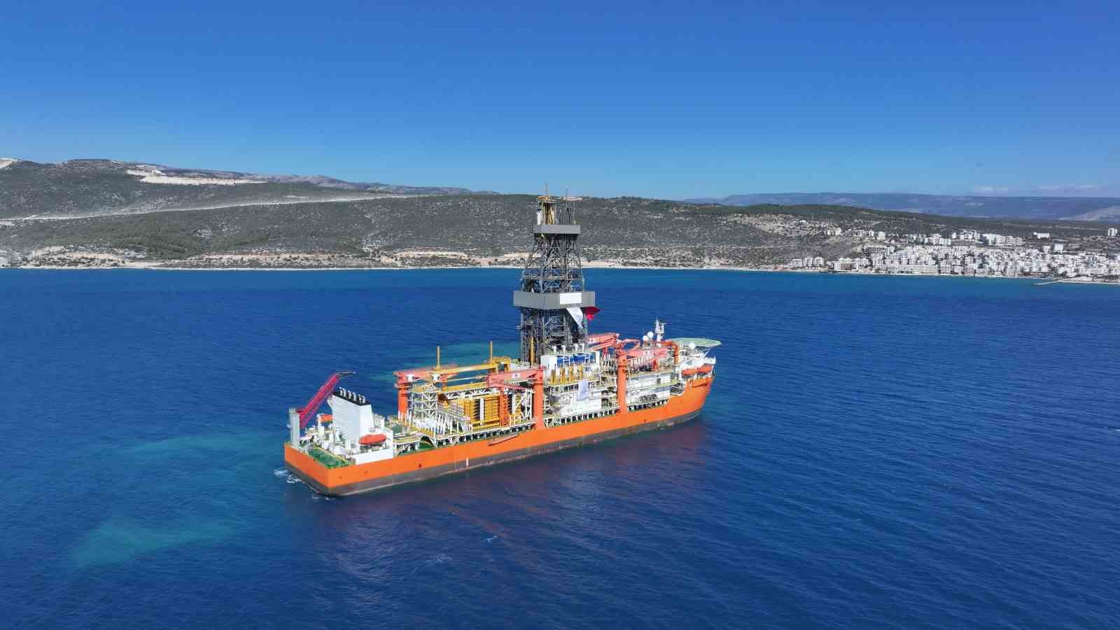 Enerji ve Tabii Kaynaklar Bakanı Alparslan Bayraktar, T&uuml;rk filosuna katılan iki yeni sondaj gemisinden ilkinin Mersin Taşucu&rsquo;na ulaştığını bildirdi.
