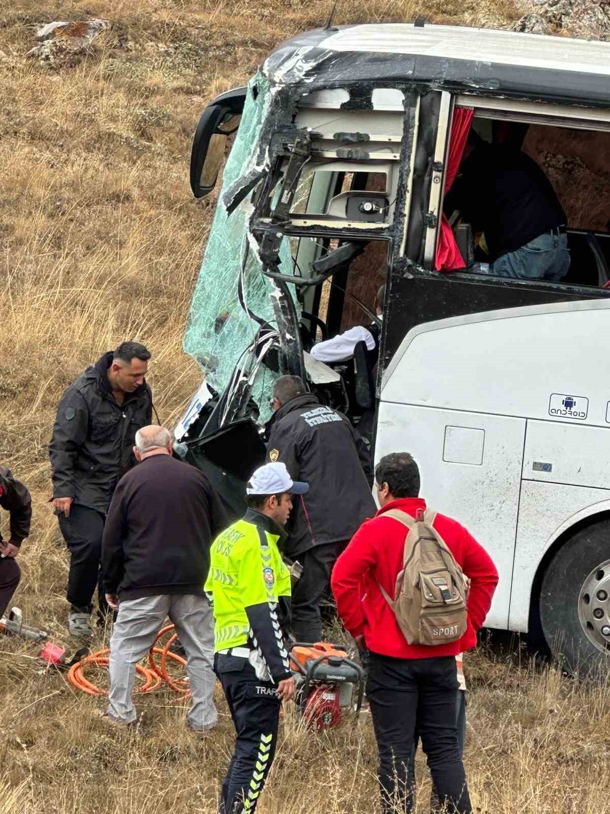 Sivas&rsquo;ta otob&uuml;s kazası, 3&rsquo;&uuml; ağır 18 yaralı

