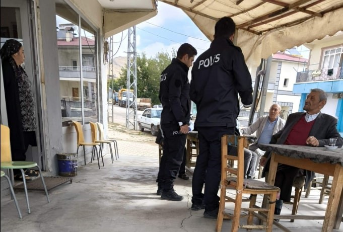 Polis pazar yerinde kadınlara KADES’i anlattı