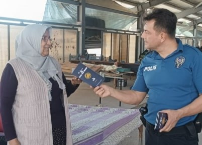 Polis pazar yerinde kadınlara KADES&rsquo;i anlattı
