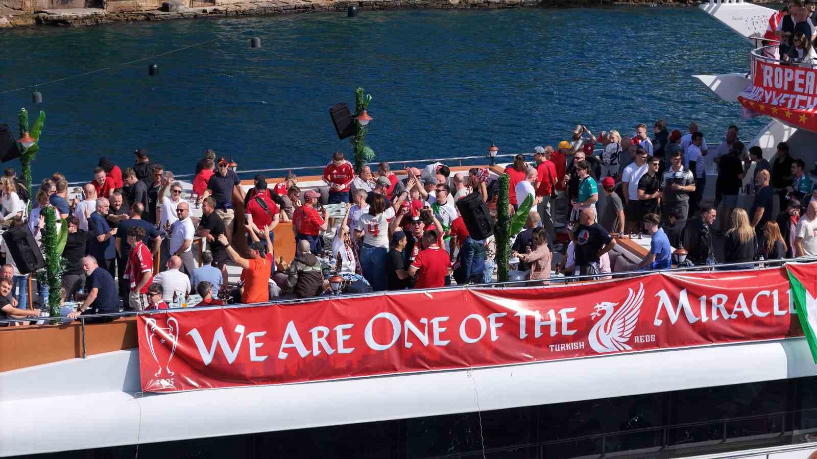 Liverpool taraftarı maç öncesi İstanbul’da boğaz turu yaptı