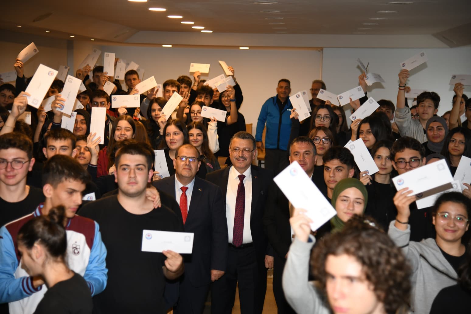 Trabzon&rsquo;da &uuml;niversiteye hazırlanan 10 bin &ouml;ğrenciye dijital eğitim desteği
