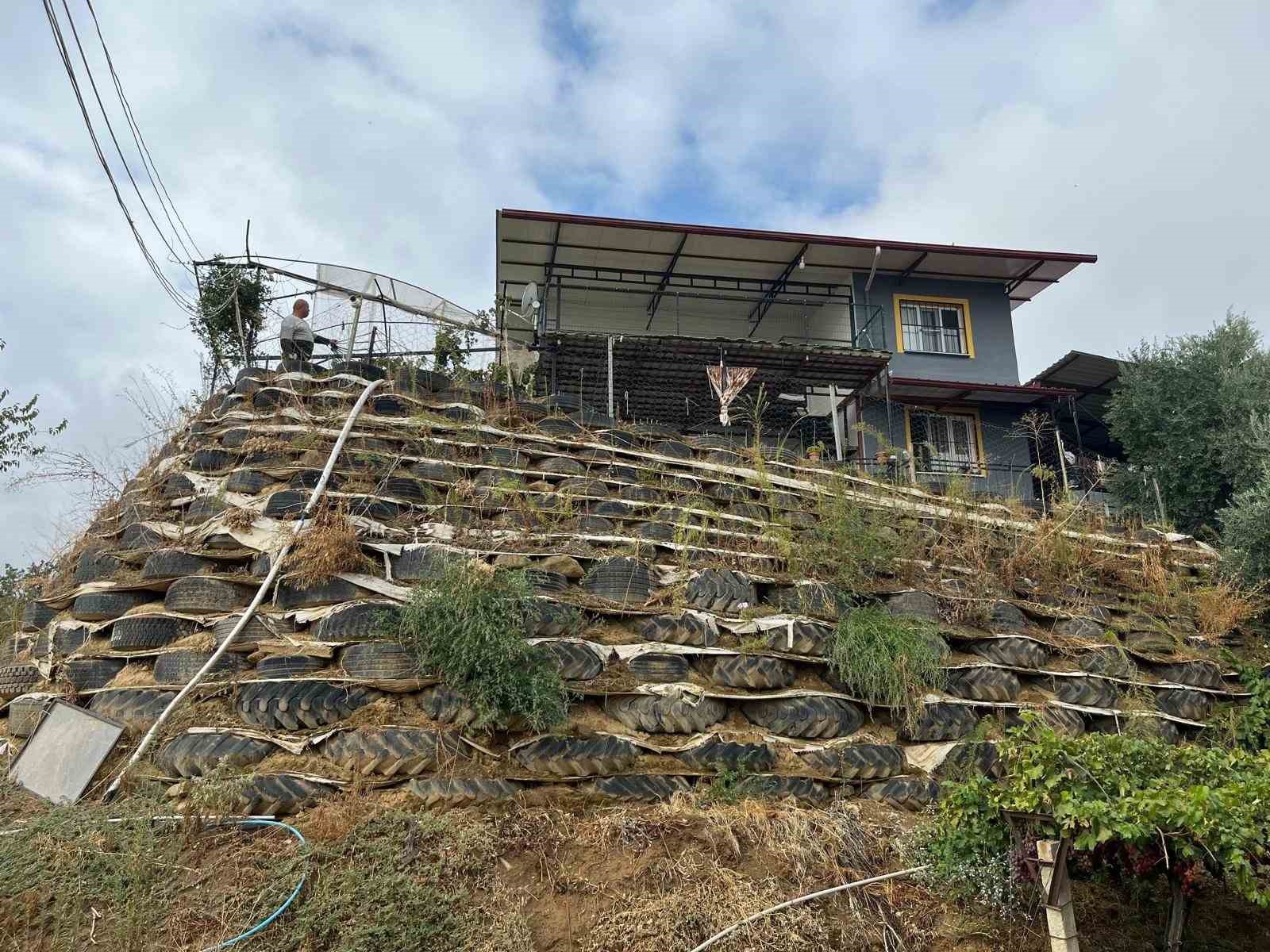 Atık lastiklerle kale gibi duvar ördü