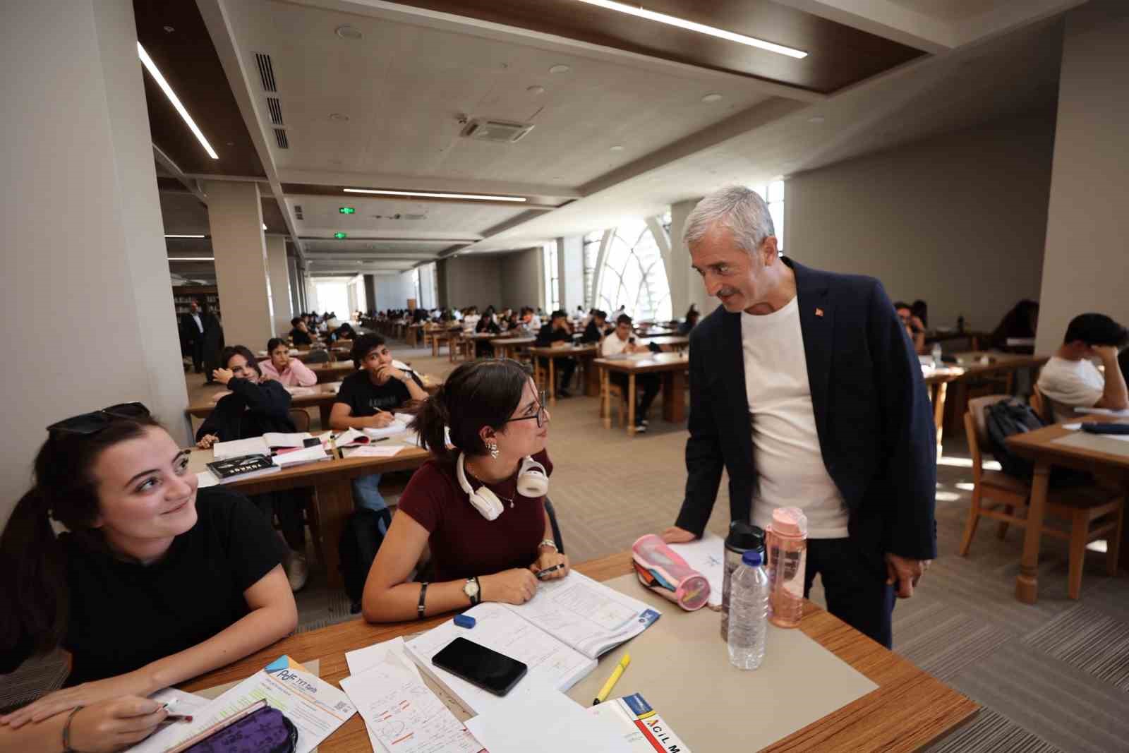 Tahmazoğlu, Şahinbey Millet Kütüphanesi’nde öğrencileri ziyaret etti