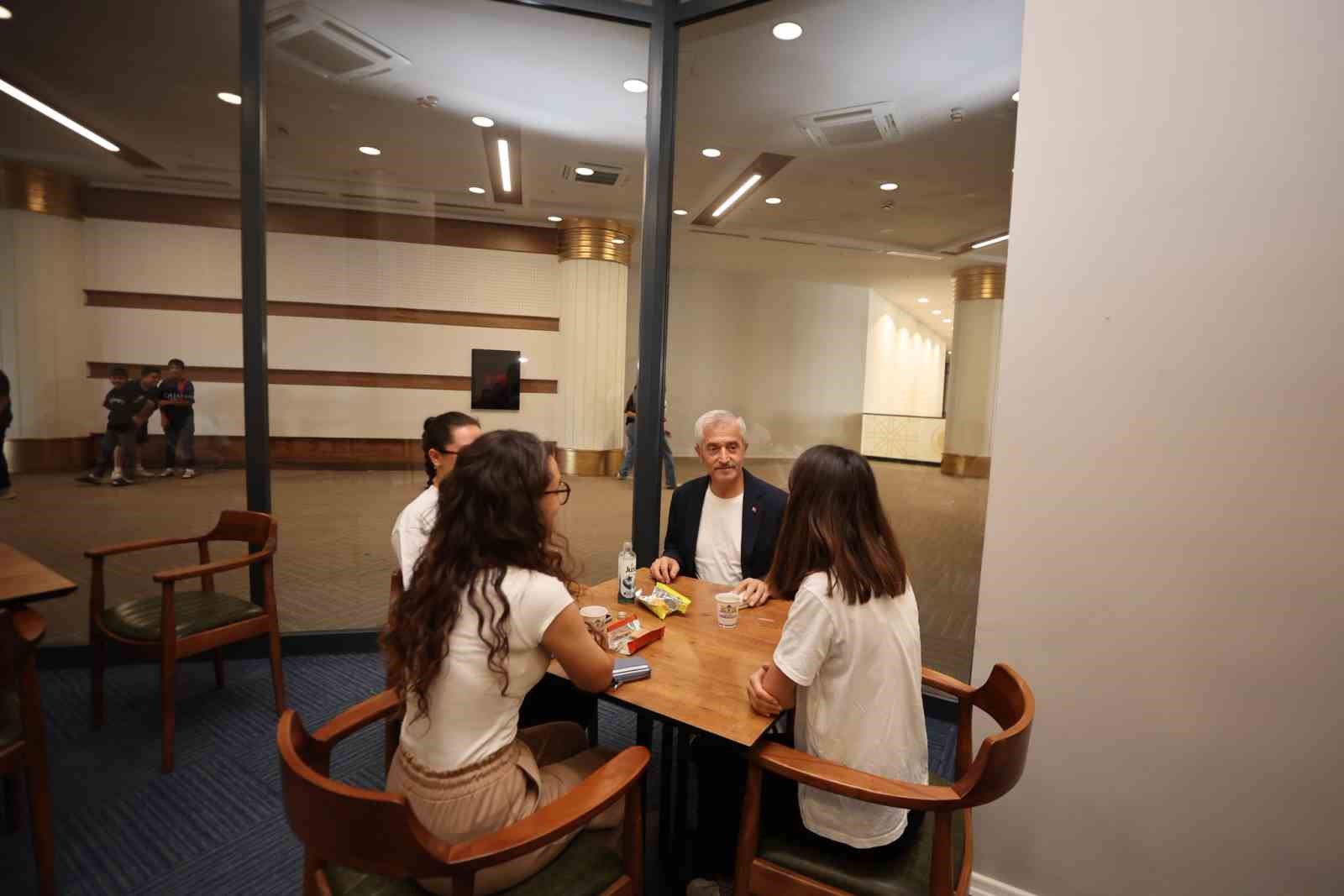 Tahmazoğlu, Şahinbey Millet K&uuml;t&uuml;phanesi&rsquo;nde &ouml;ğrencileri ziyaret etti
