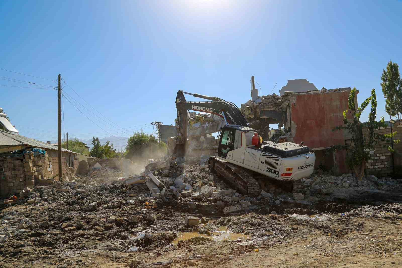 Hatuniye Caddesi’ndeki yıkım çalışmaları devam ediyor