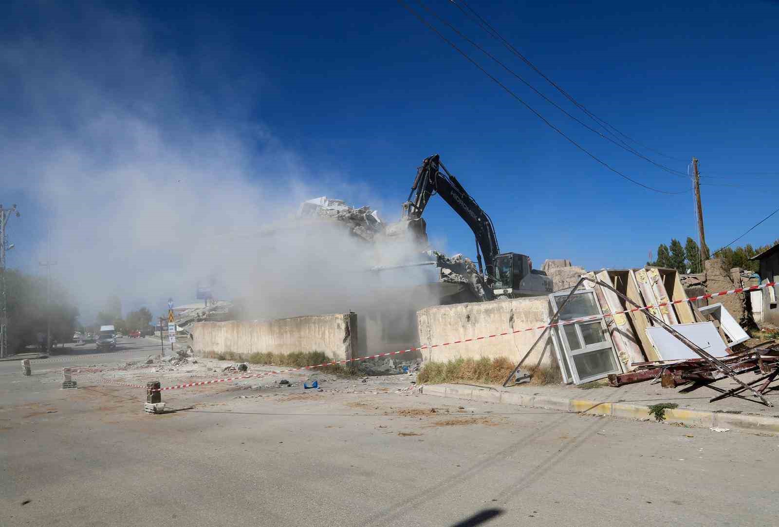 Hatuniye Caddesi&rsquo;ndeki yıkım &ccedil;alışmaları devam ediyor
