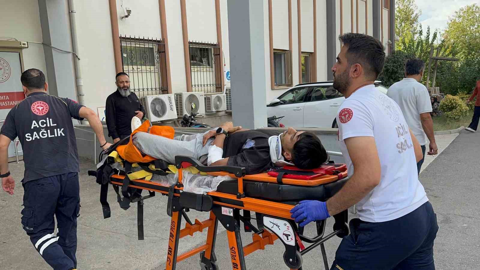 İki otomobil &ccedil;arpıştı: 2 yaralı
