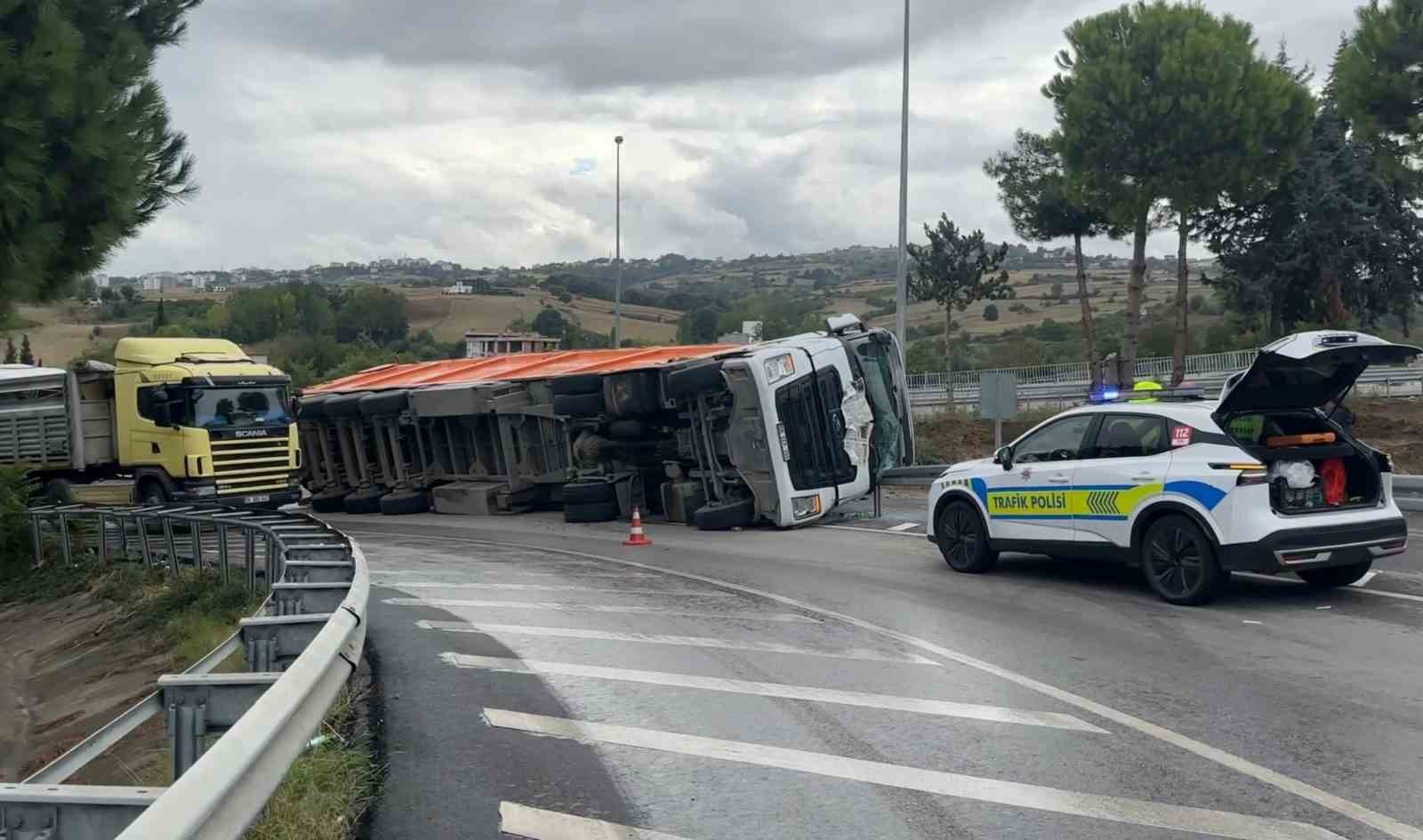 Samsun&rsquo;da &ccedil;&ouml;p y&uuml;kl&uuml; tır devrildi, &ccedil;&ouml;pler yola savruldu
