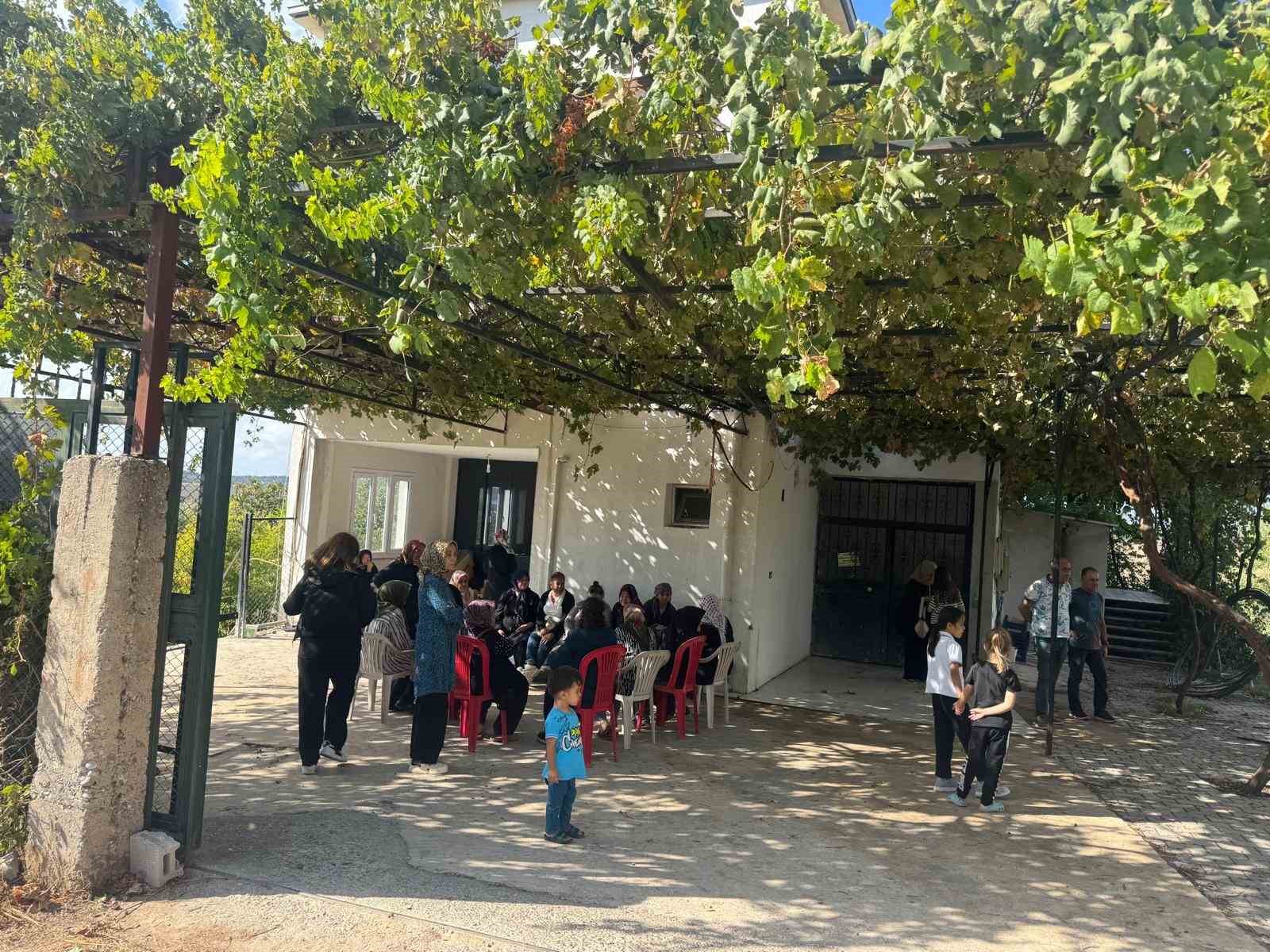 Şehit astsubayın Osmaniye’deki babaevine Türk bayrağı asıldı