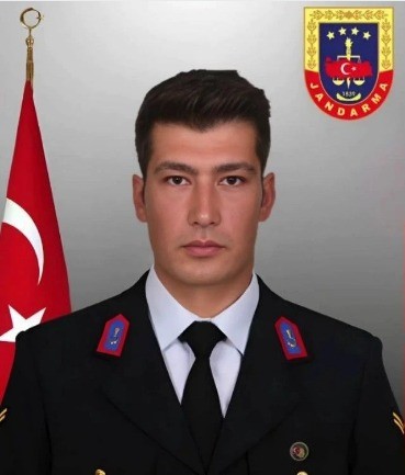 Şehit astsubayın Osmaniye&rsquo;deki babaevine T&uuml;rk bayrağı asıldı
