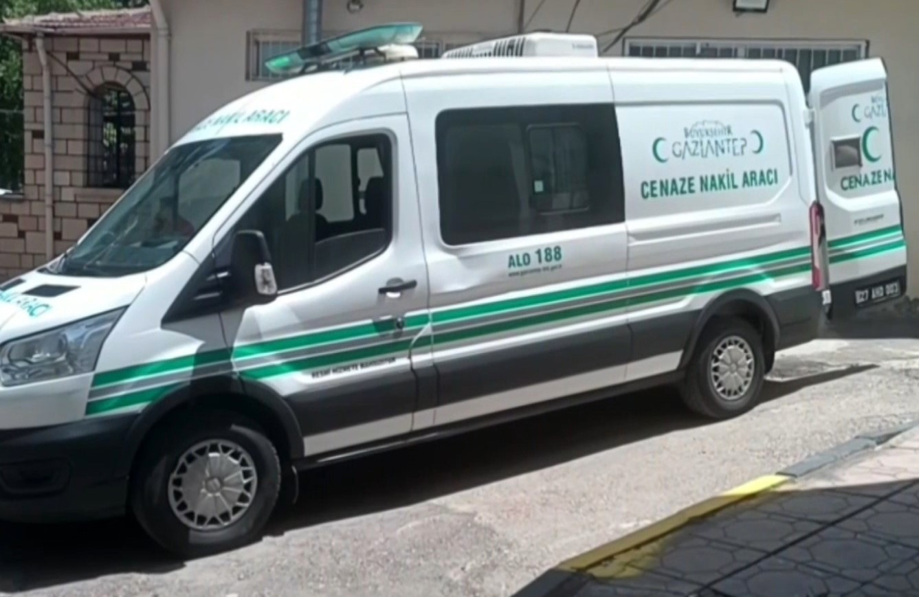 Temizlik i&ccedil;in gittiği fabrikanın &ccedil;atısından d&uuml;şen iş&ccedil;i hayatını kaybetti
