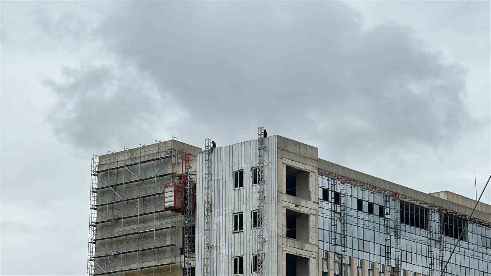 Samsun&rsquo;da hastane inşaatında iş&ccedil;i eylemi: &Ccedil;atıya &ccedil;ıktılar
