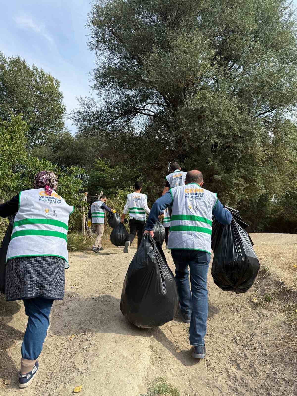 AK Parti&rsquo;den Porsuk &Ccedil;ayı kenarında &ccedil;evre temizliği
