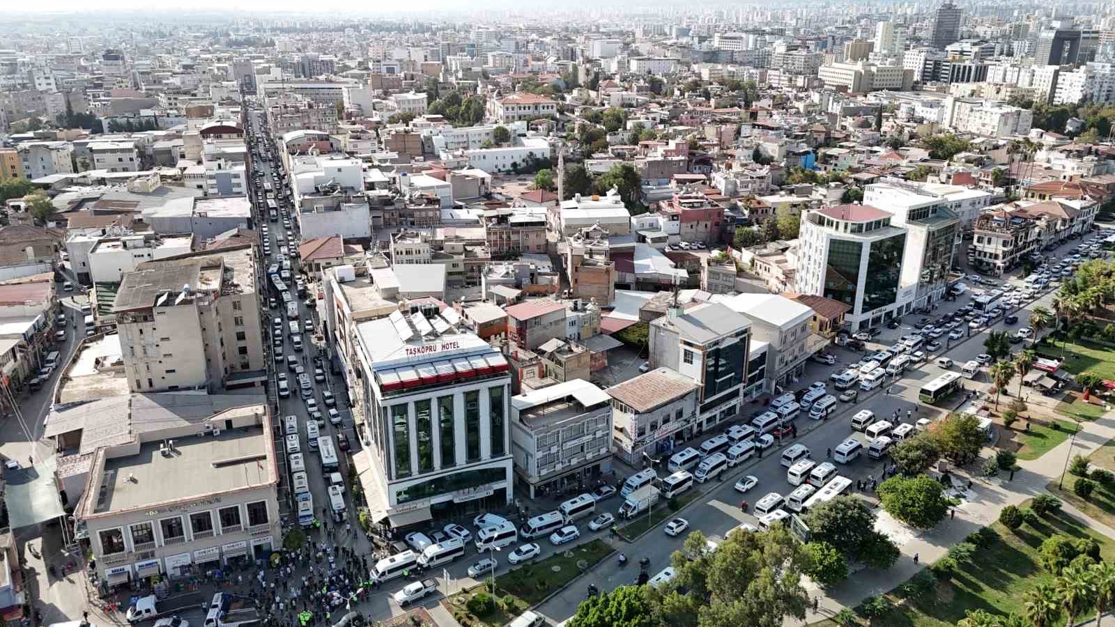 Adana&rsquo;da dolmuş şof&ouml;rlerinden eylem: Trafik kilitlendi
