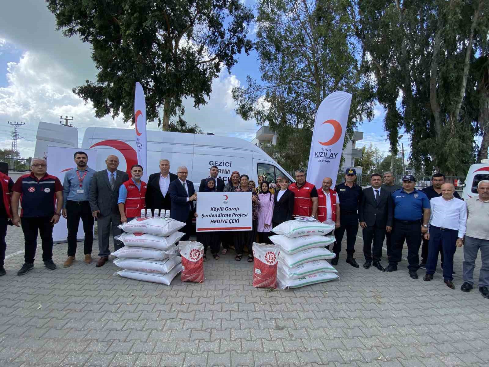 Adana&rsquo;da deprem mağduru &ccedil;ift&ccedil;ilere Kızılay&rsquo;dan destek
