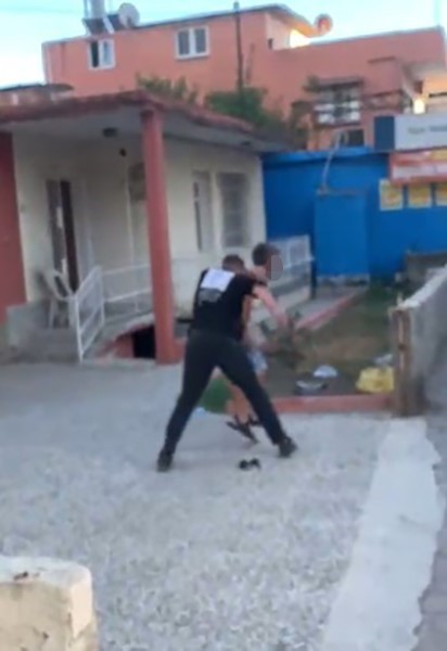 Bı&ccedil;aklandıktan sonra duvardan atlayıp ka&ccedil;maya &ccedil;alıştı: O anlar kameraya yansıdı
