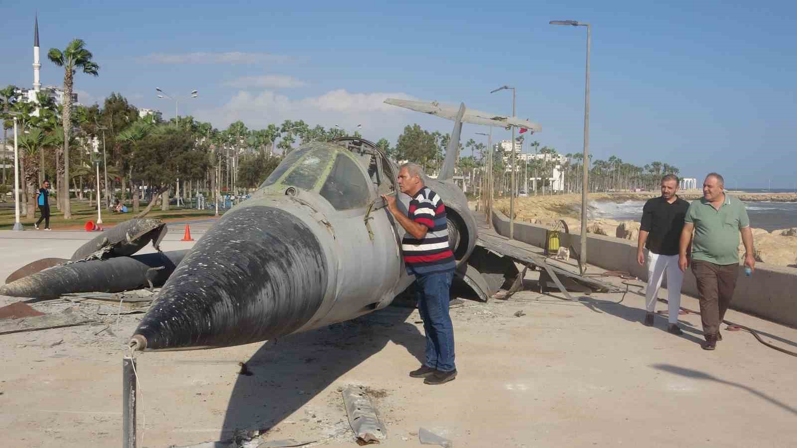 Mersin’in simgesi efsane savaş uçağı sahilden kaldırılıyor