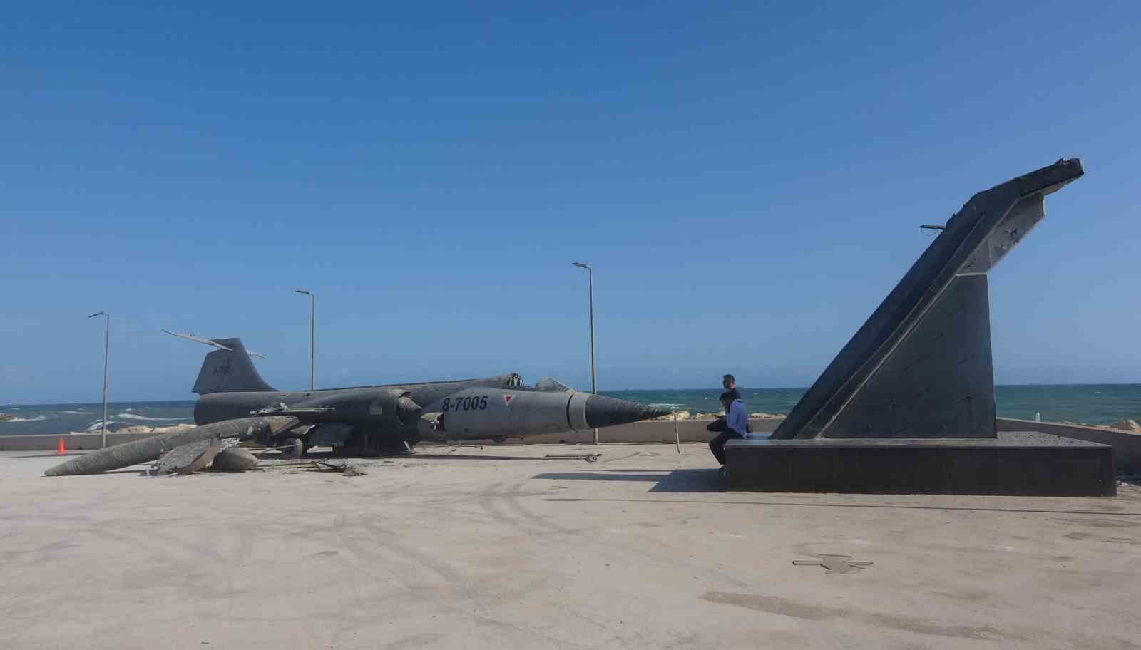Mersin&rsquo;in simgesi efsane savaş u&ccedil;ağı sahilden kaldırılıyor
