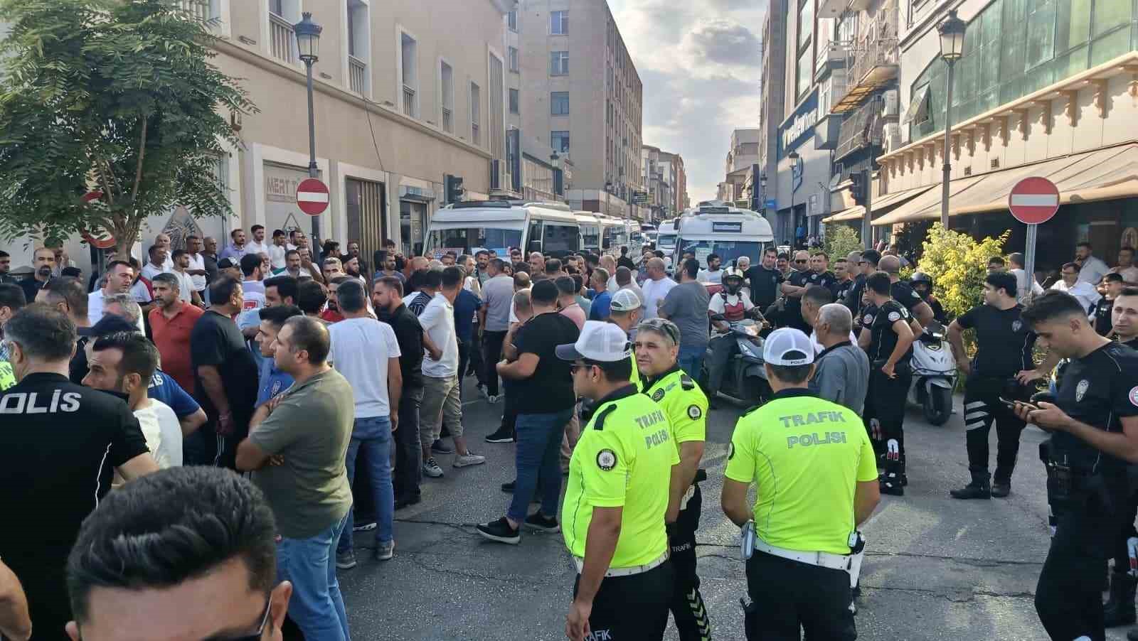 Adana’da dolmuş şoförlerinin eylemi 3 saat sonra bitti: Trafik ulaşıma açıldı