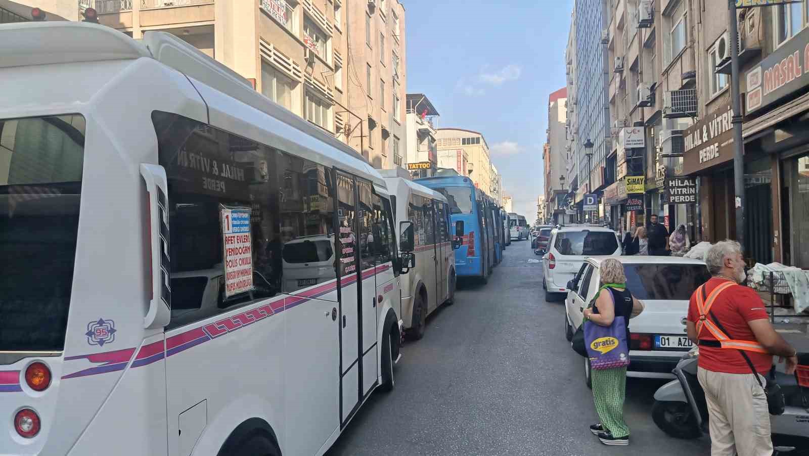 Adana&rsquo;da dolmuş şof&ouml;rlerinin eylemi 3 saat sonra bitti: Trafik ulaşıma a&ccedil;ıldı
