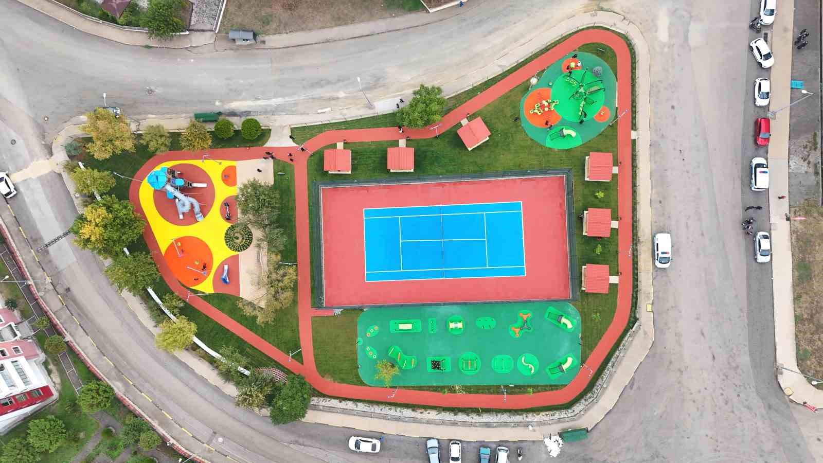 Karab&uuml;k&rsquo;te parklar ve spor alanları yenilenmeye devam ediyor
