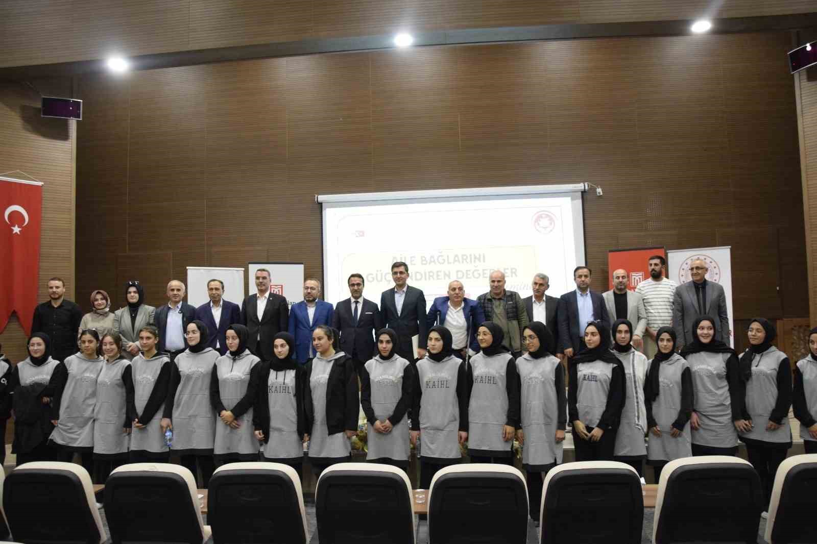 Muş&rsquo;ta aile bağlarını g&uuml;&ccedil;lendiren değerler anlatıldı
