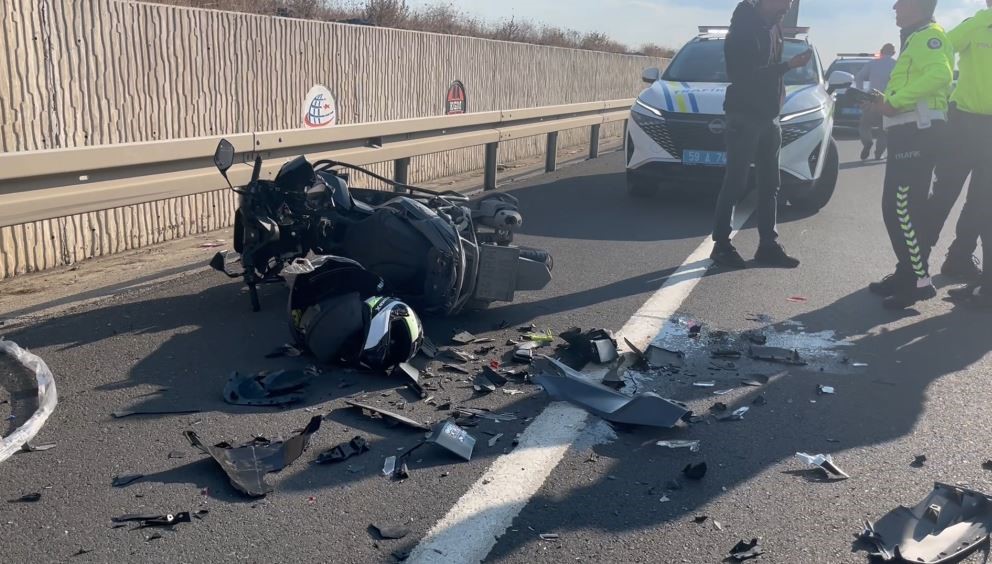 Emniyet şeridindeki otomobile motosiklet &ccedil;arptı: 1 yaralı
