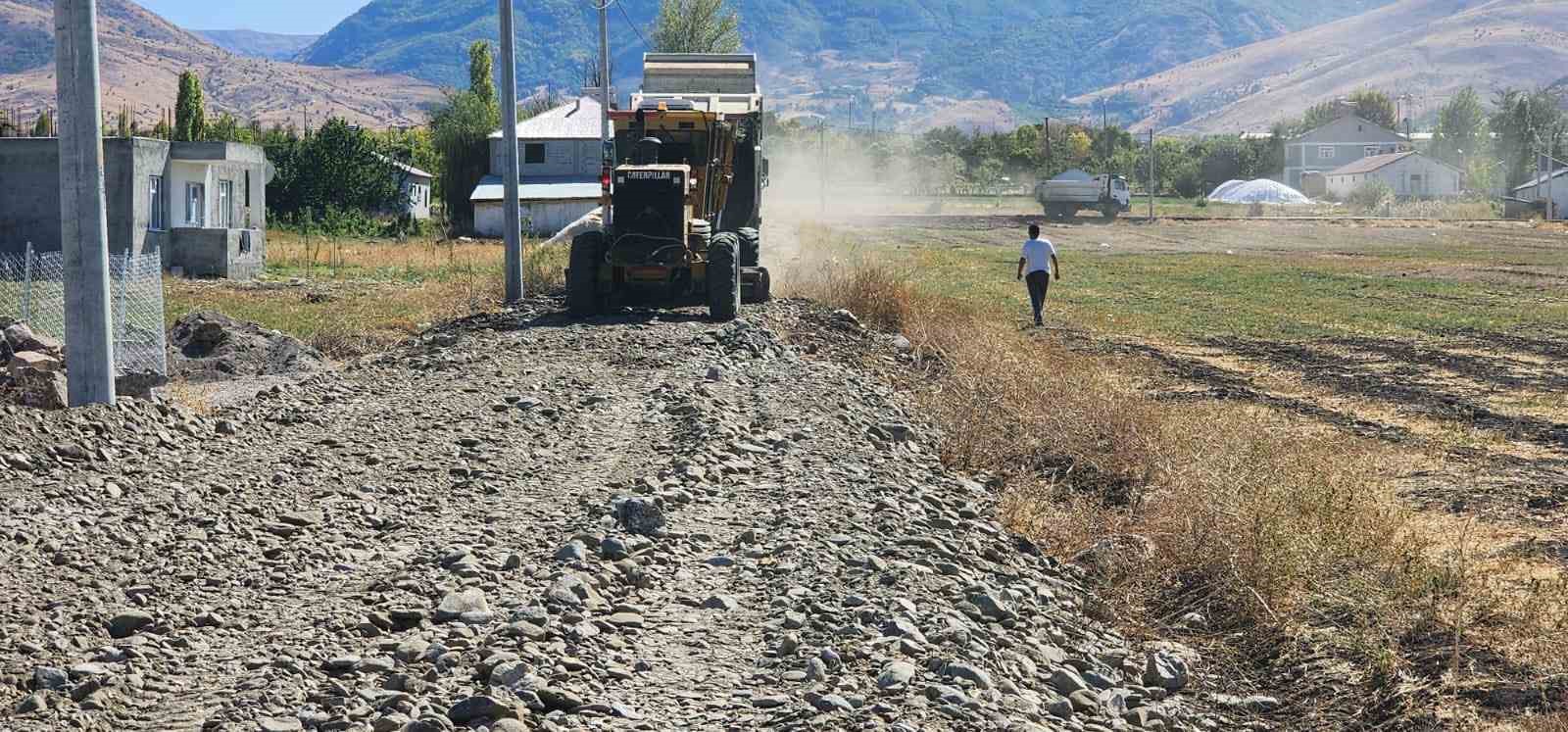 Muş’ta stabilize yol çalışmaları devam ediyor