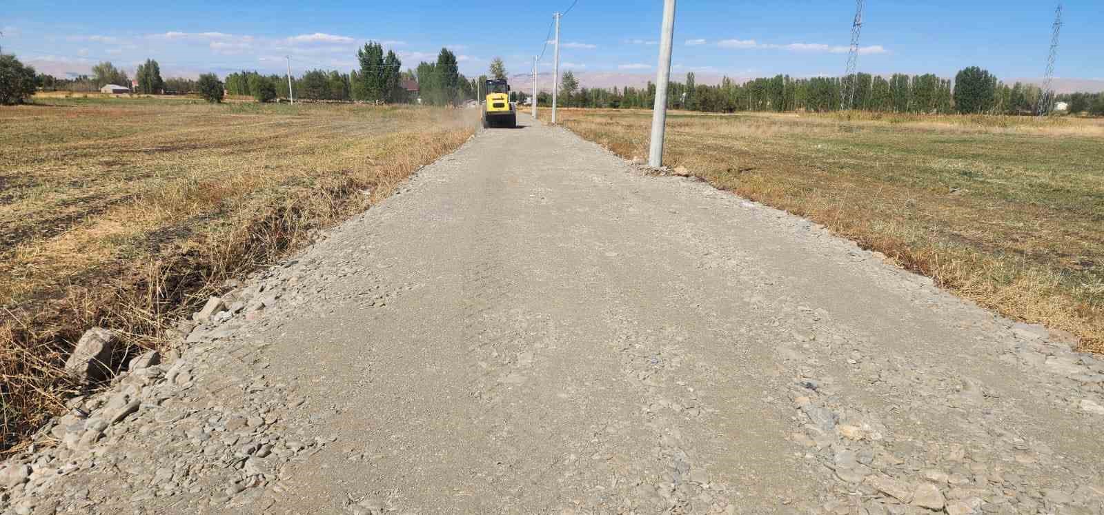 Muş’ta stabilize yol çalışmaları devam ediyor