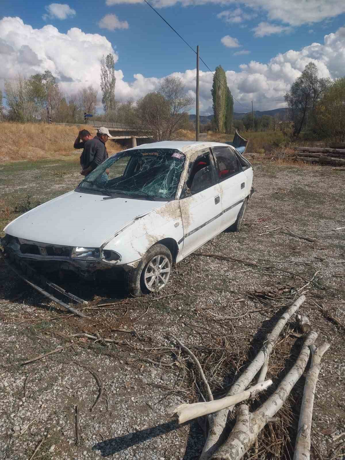 Çorum’da otomobil köprüden tarlaya uçtu:1’i ağır 2 yaralı