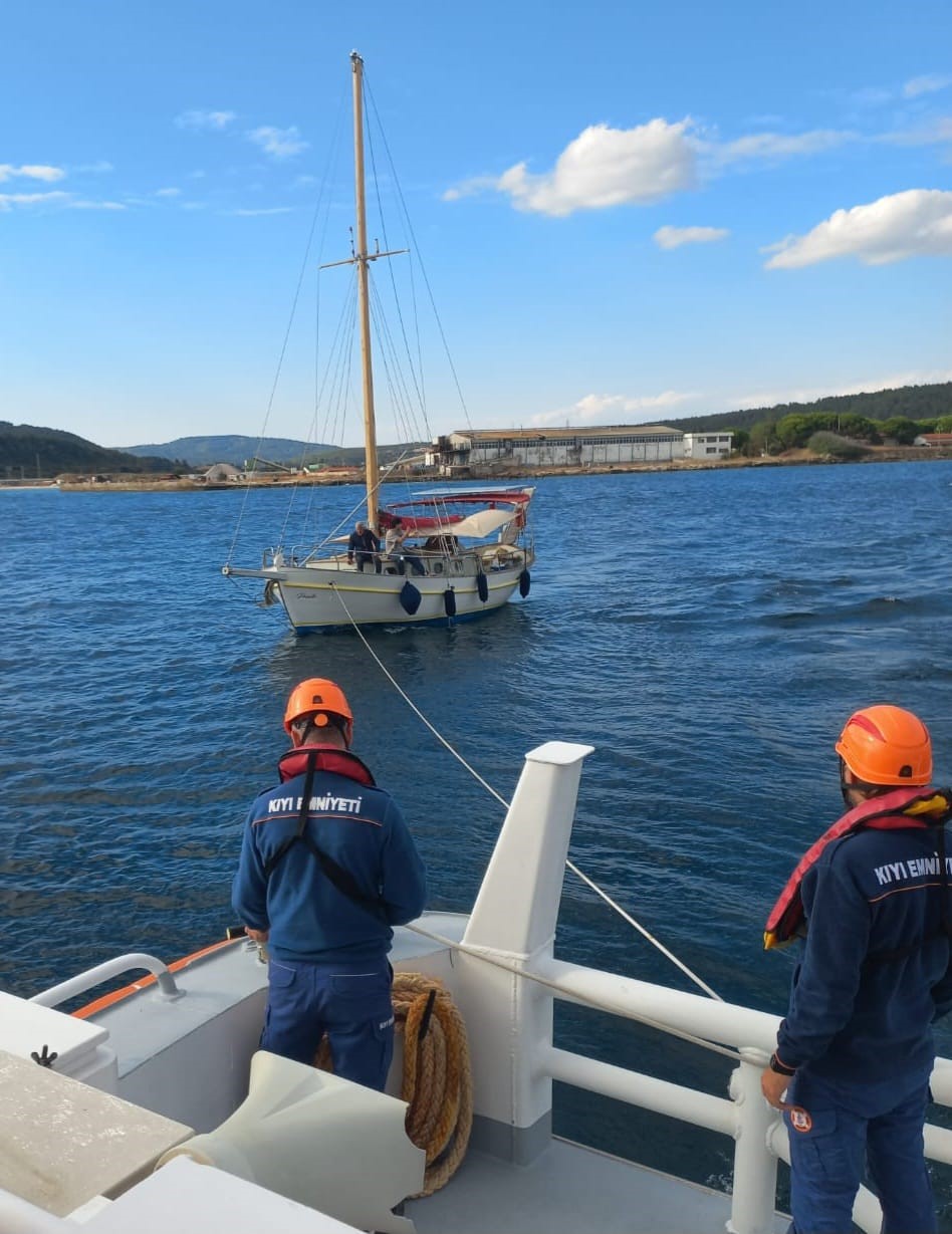 Çanakkale Boğazı’nda makine arızası yapan tekne yedeklenerek çekildi