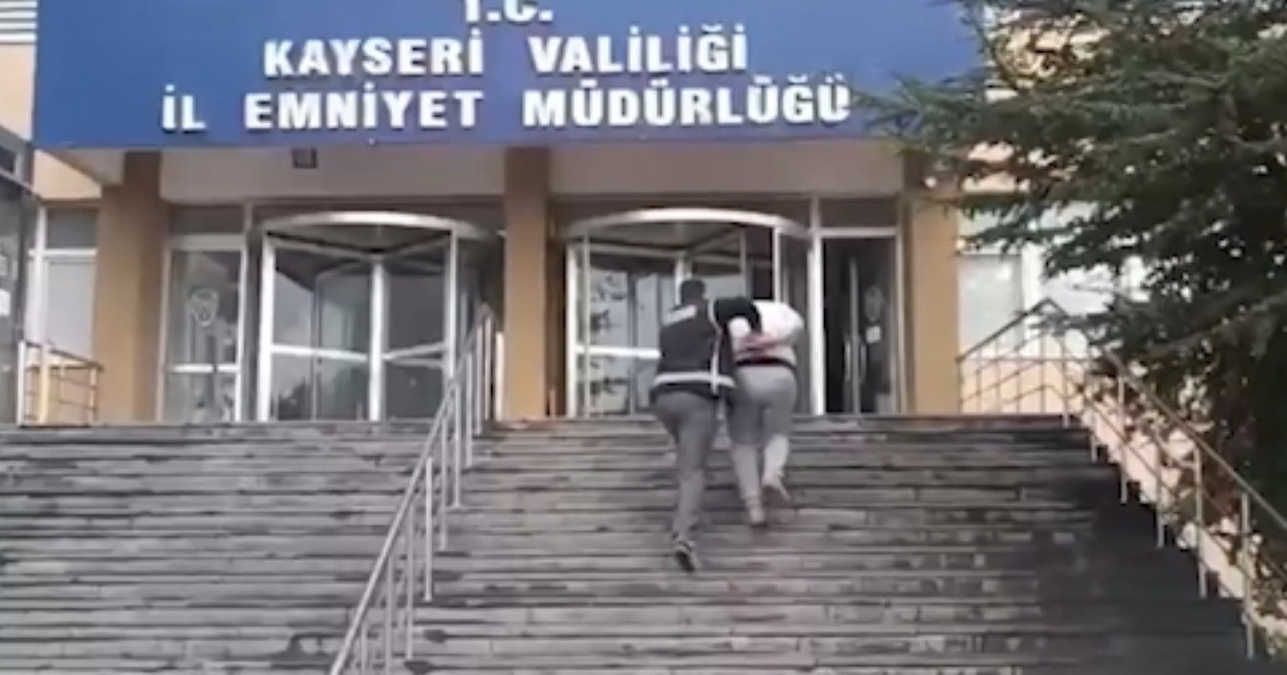 Ka&ccedil;ak sigaraları yemek masasına sakladı: 1 g&ouml;zaltı
