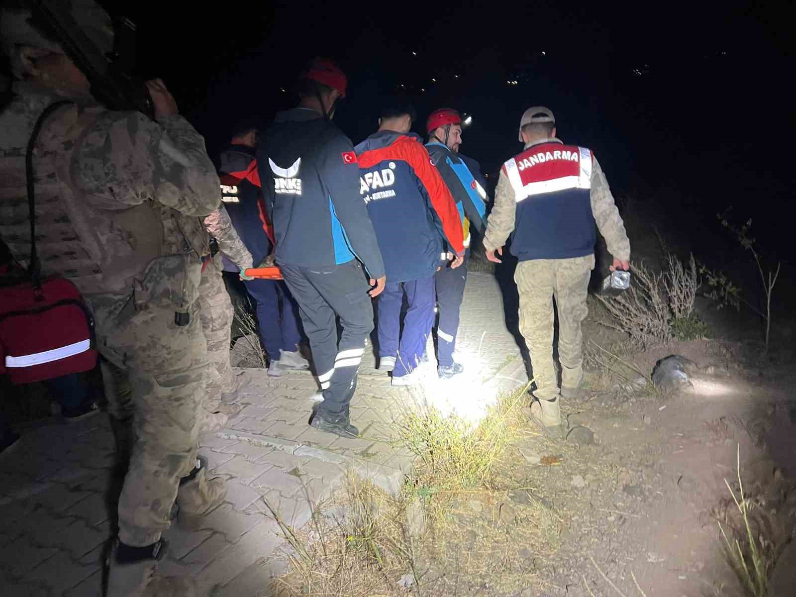 Tunceli’de kayalıklardan düşen kadın kurtarıldı