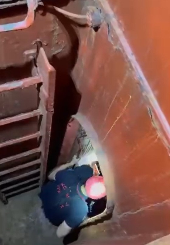 Safiport Limanı’nda geminin ambarına düşen işçi yaralandı