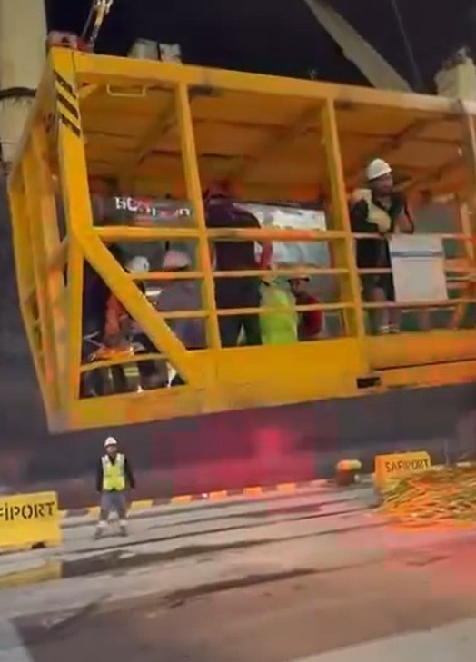 Safiport Limanı’nda geminin ambarına düşen işçi yaralandı
