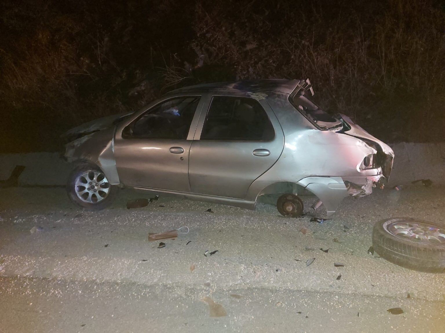 Kontrolden &ccedil;ıkan otomobil beton zemine &ccedil;arptı: 2 kişi yaralandı
