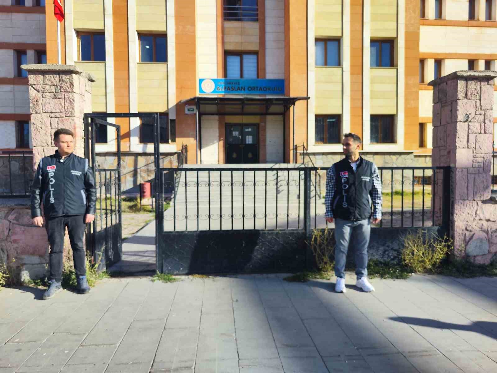 Ağrı&rsquo;da polis ekipleri okul &ccedil;evrelerinde denetimlerini s&uuml;rd&uuml;r&uuml;yor
