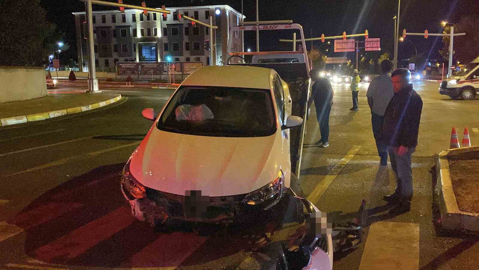 Çorum’da otomobil refüje çarptı: 1 yaralı