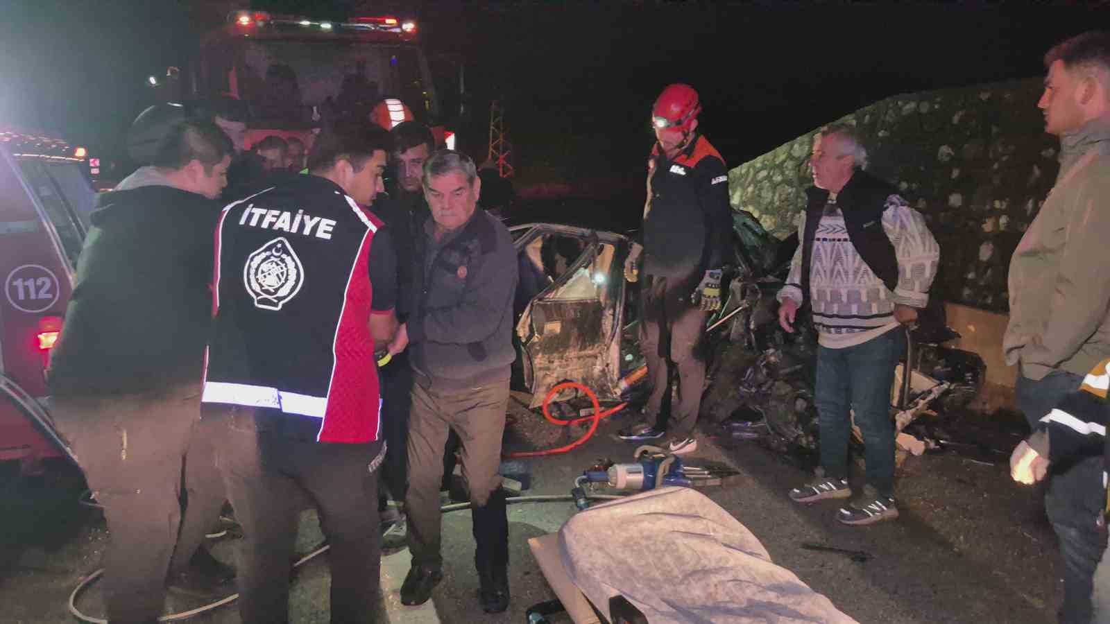 Bartın’da otomobil bariyerlere çarptı: 4 yaralı