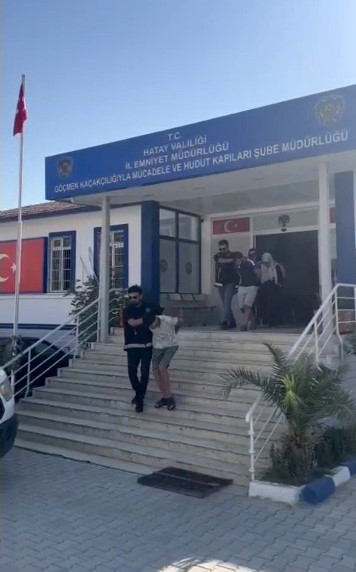 12 g&ouml;&ccedil;meni 27 bin TL&rsquo;ye taşırken yakalanan insan taciri tutuklandı
