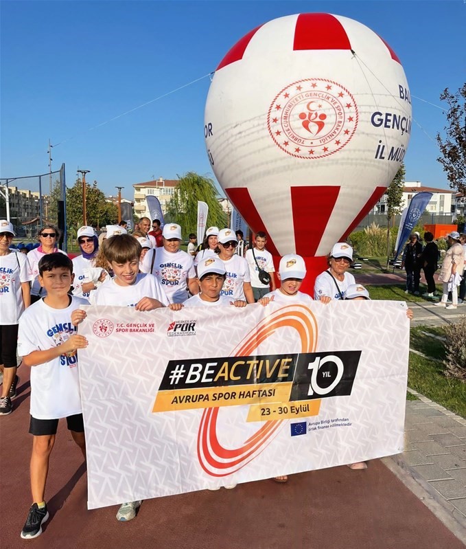 Balıkesir&rsquo;de y&uuml;zlerce gen&ccedil; sağlıklı yaşam i&ccedil;in spor yaptı
