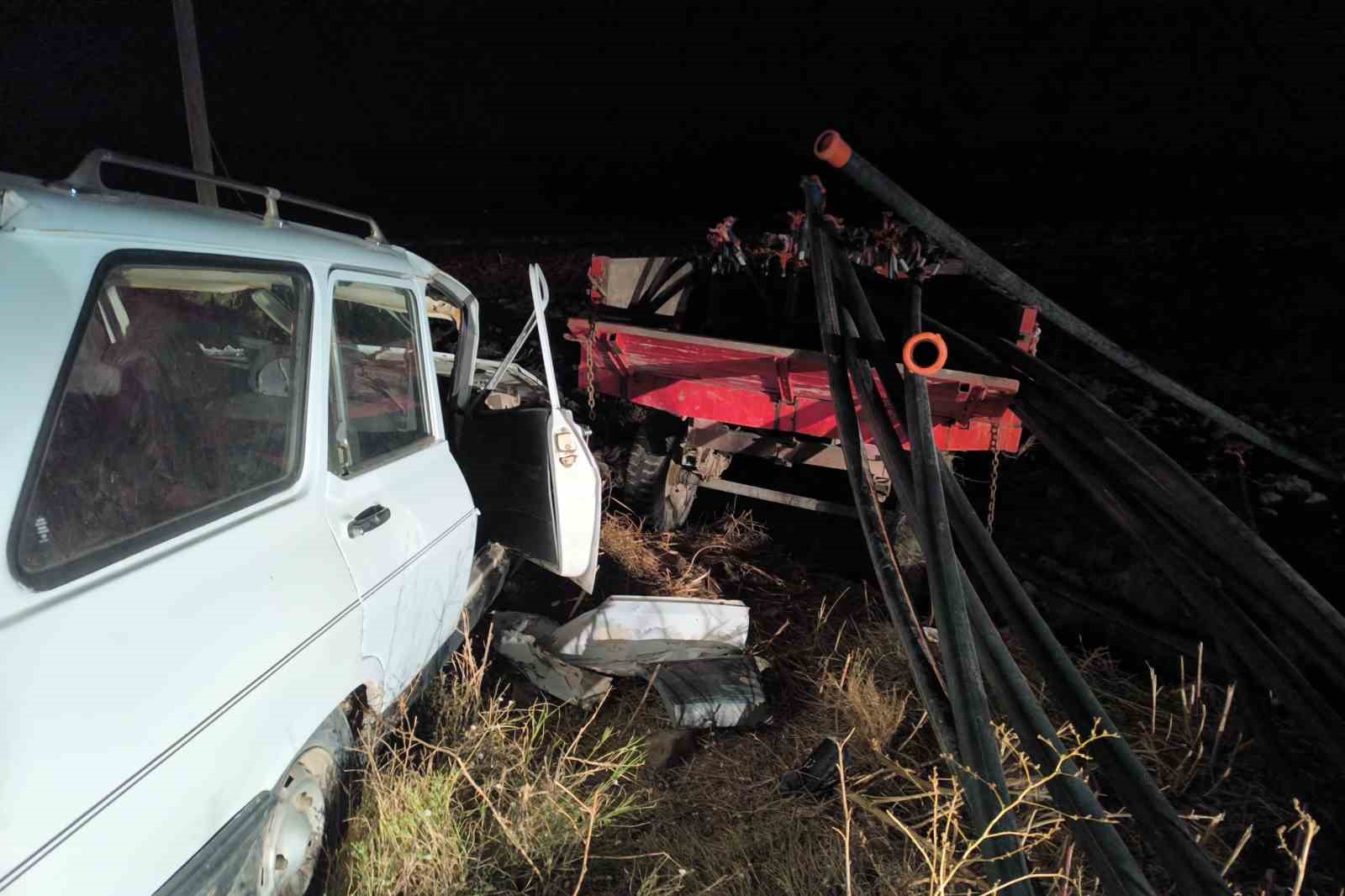 Otomobil su borusu yüklü traktör römorkuna çarptı: 2 yaralı