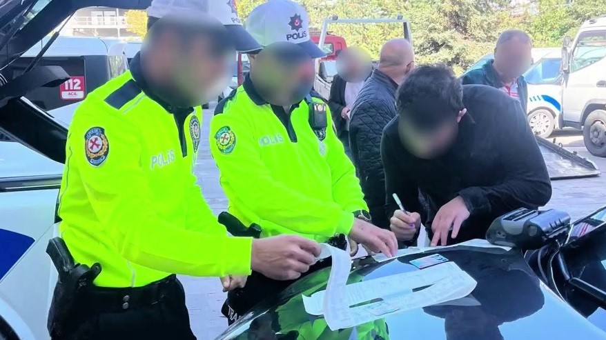 Polis sanal devriye ile drift yaptığını tespit ettiği s&uuml;r&uuml;c&uuml;lere 46 bin TL ceza kesti
